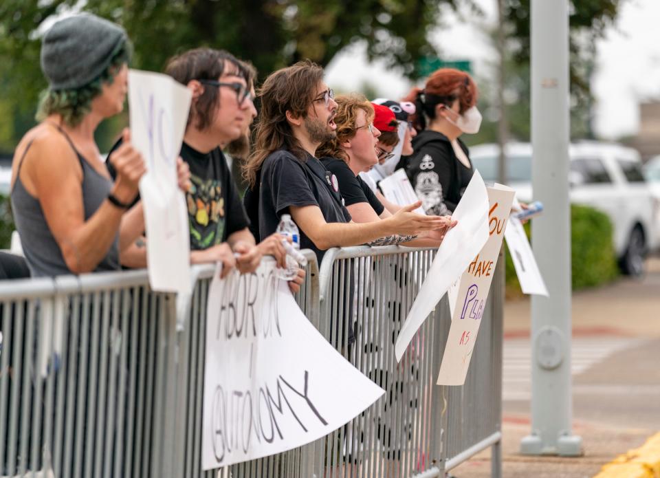 Des gens se rassemblent devant le banquet annuel de Right to Life du sud-ouest de l'Indiana en signe de protestation le jeudi 12 septembre 2024.