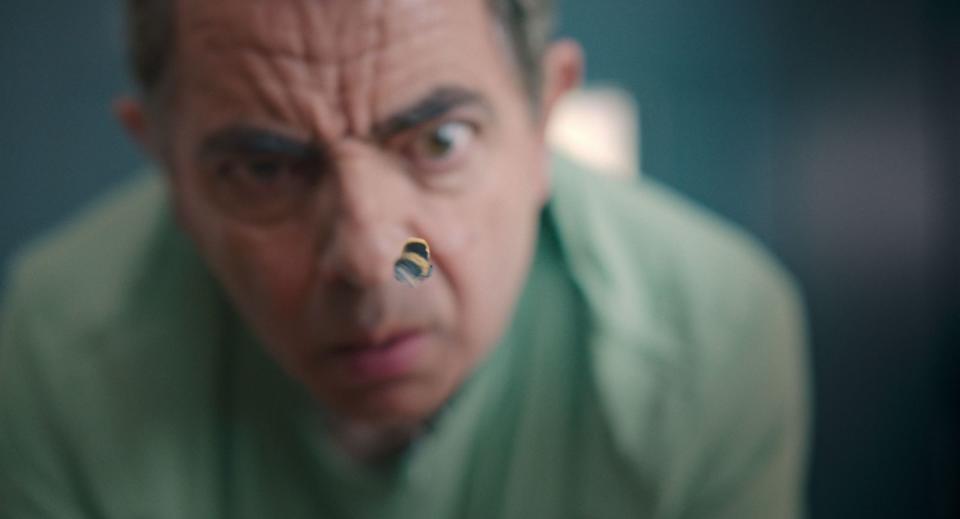 Auge in Auge mit dem tierischen Widersacher: Eine heimtückische Biene stellt Trevor (Rowan Atkinson) vor immer größere Herausforderungen. (Bild: Netflix)