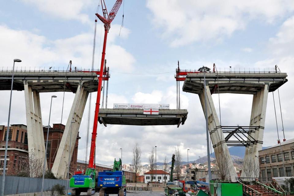 Demolición del puente de la tragedia en Génova. (Selección de La Nación)