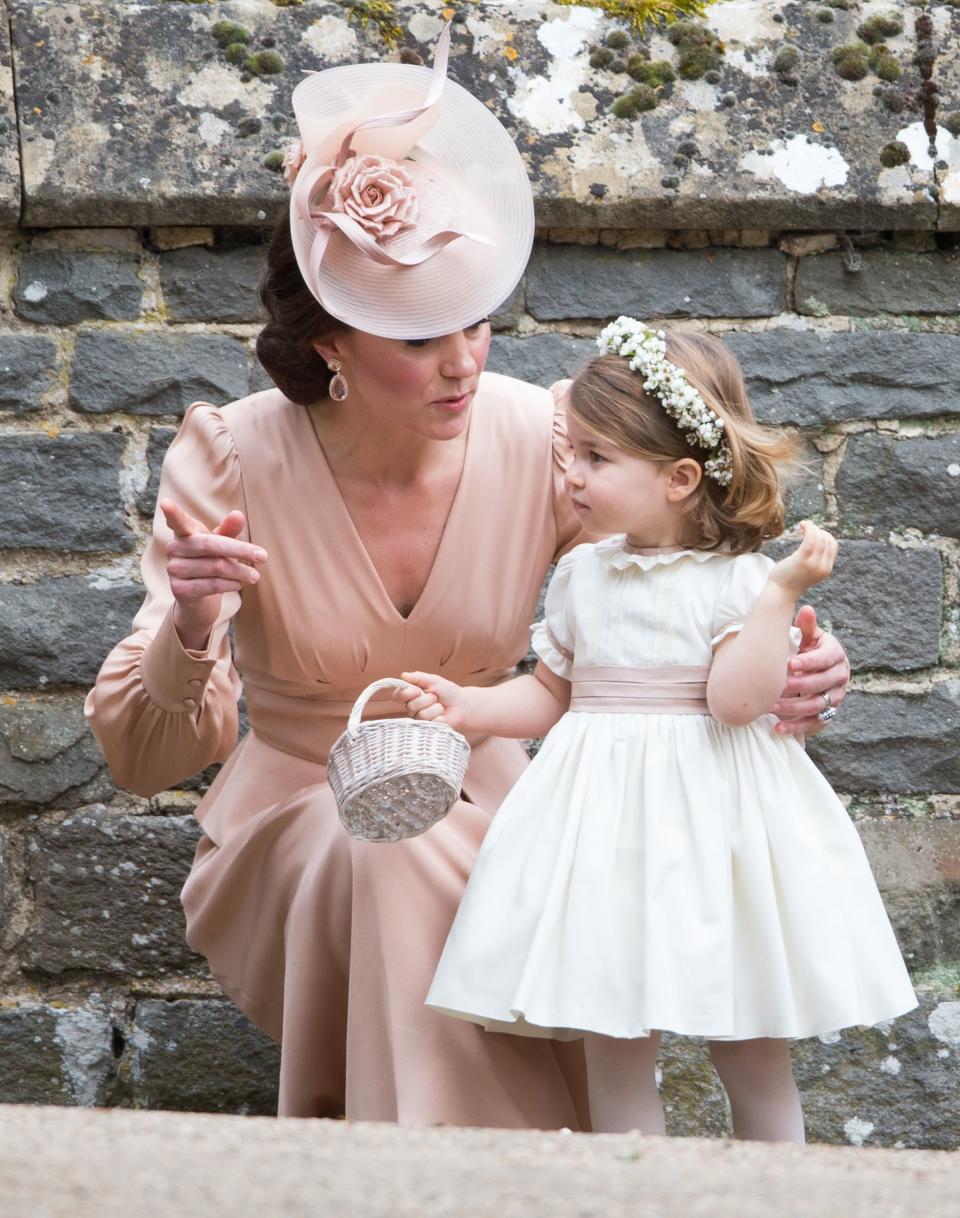 <h3>凱特王妃mm婚禮的花童造型</h3> <p>腰間的粉色絲帶設計，加上後胡蝶結綁帶搭配具有蓬度的裙襬讓夏綠蒂小公主看起來更有公主童話感。</p> <cite>Getty Images</cite>