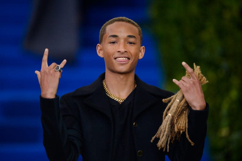 Jaden Smith enters the Rei Kawakubo/Comme des Garcons: Art Of The In-Between” Costume Institute Gala at the Metropolitan Museum of Art on May 01, 2017 in New York City. - Photo: Ray Tamarra/GC Images (Getty Images)