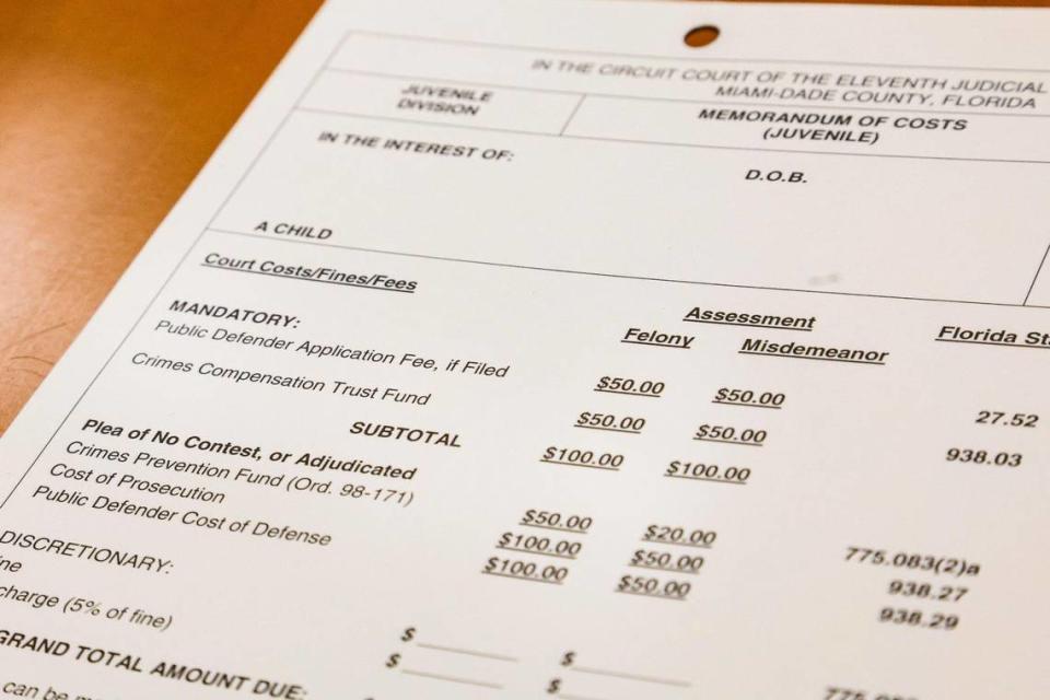 Un memorando mostrando el costo actual de las tasas y multas del tribunal de menores del Undécimo Circuito Judicial de la Florida en el edificio de Tribunales de Menores de Miami-Dade, en el downtown de Miami, el lunes 13 de febrero de 2023.