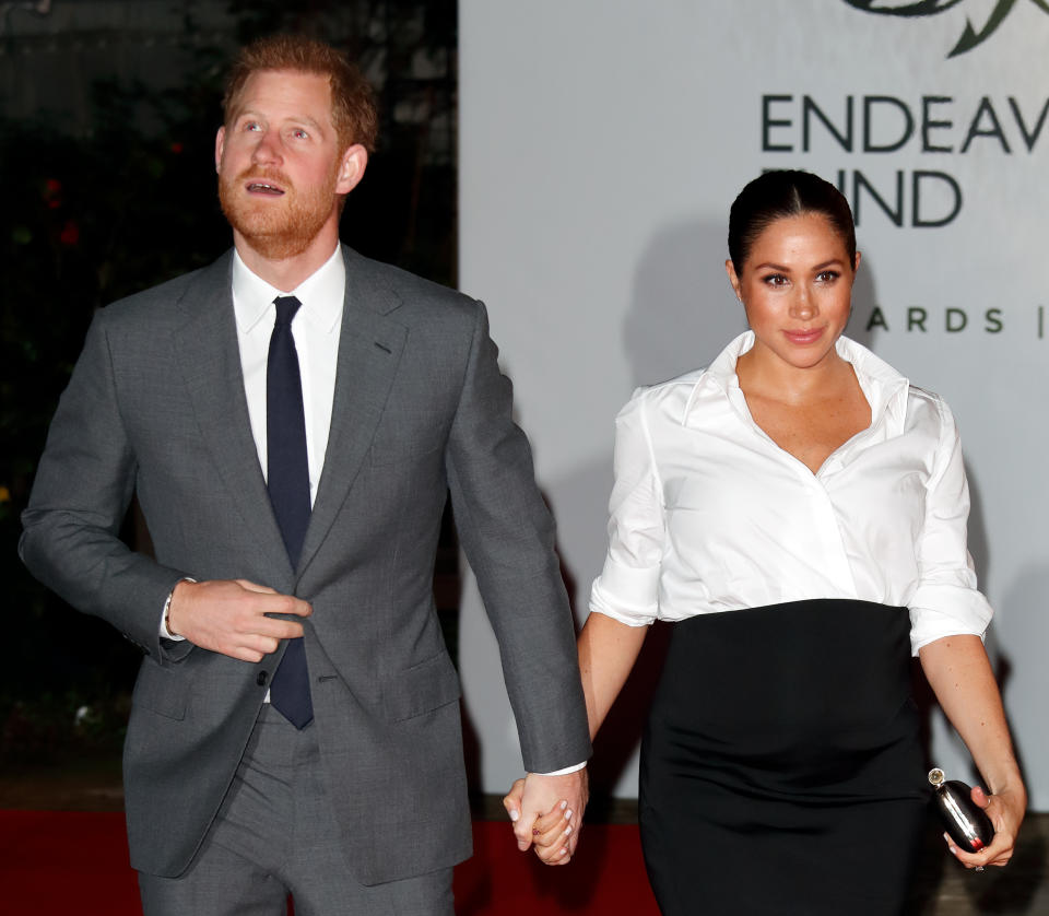 Im Gegensatz zu seinem Bruder William hält Prinz Harry Händchen mit seiner Frau Meghan (Bild: Getty Images)