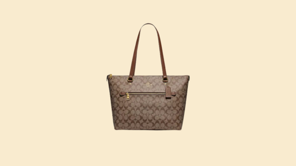 Step out of the house in style with this fashion-forward Coach tote.