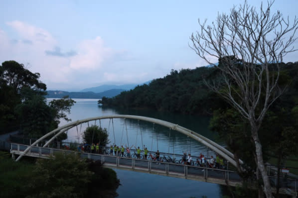 鄰近向山遊客中心的永結同心橋。（圖片提供：捷安特）