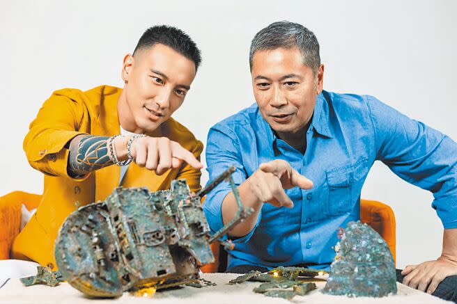 王陽明（左）、李景白以「海底沉船」發想，呼籲大眾愛護海洋生態。（羅永銘攝）