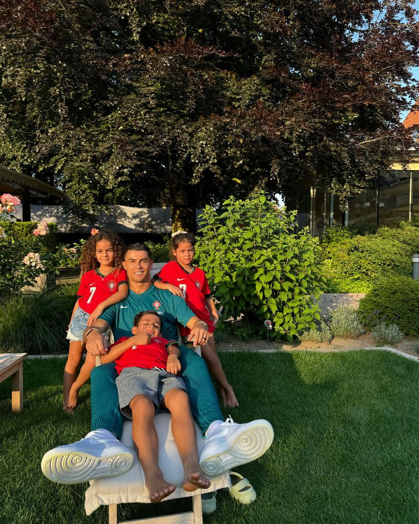 Cristiano compartió esta hermosa postal junto a sus pequeños Alana, Eva y Mateo.