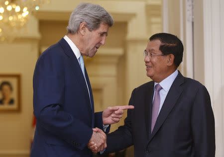 U.S. Secretary of State John Kerry is welcomed by Cambodia's Prime Minister Hun Sen in Phnom Penh, Cambodia January 26, 2016. REUTERS/Samrang Pring