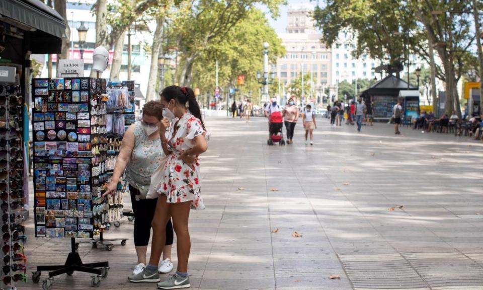 Two locals on empty La Rambla