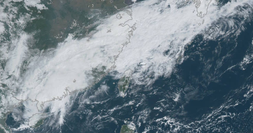 專家表示，鋒面即將通過，東北季風接著增強，北台灣今天中午到夜間天氣大轉變。（圖／翻攝自台灣颱風論壇｜天氣特急臉書）