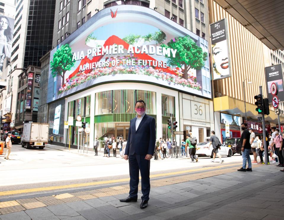 <div> <i><div><i>Mr. Jim Jan Zen, Chief Agency Officer of AIA Hong Kong & Macau, introduces market-first naked eye 3D outdoor billboard</i></div></i> </div>