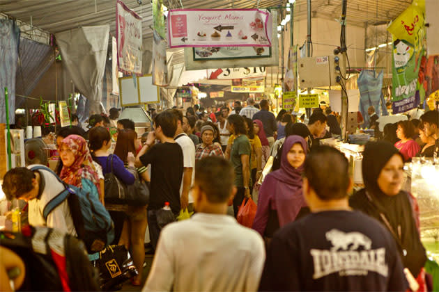 Halal or not? Foods stalls at Geylang Serai Ramadan Bazaar raise doubts over halal-status (Photo: Makansutra)