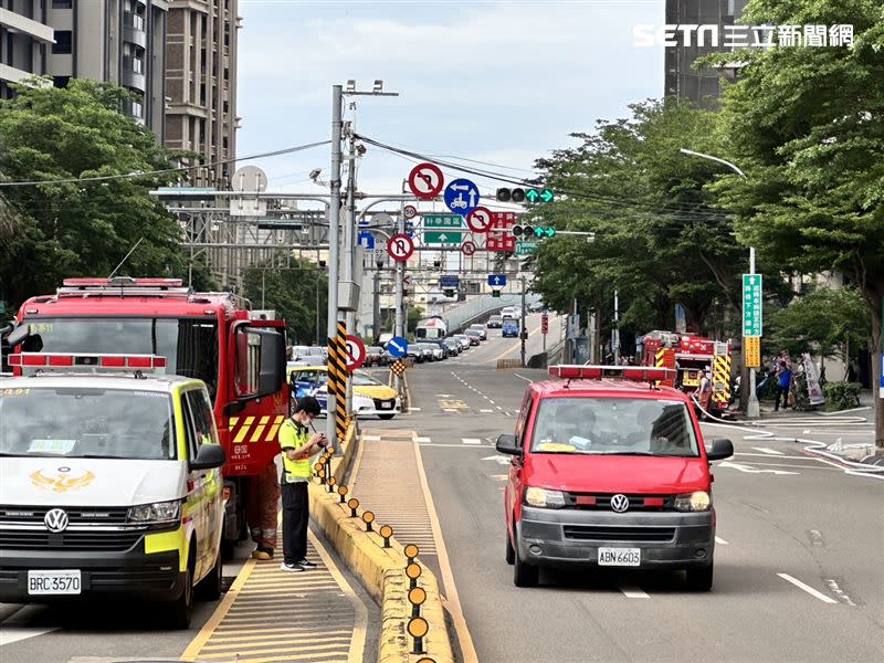 新竹市東區慈雲路「晴空匯」28樓社區大樓發生火警，2名消防員不幸殉職，現場仍持續封路救援中。（圖／記者羅欣怡攝影）