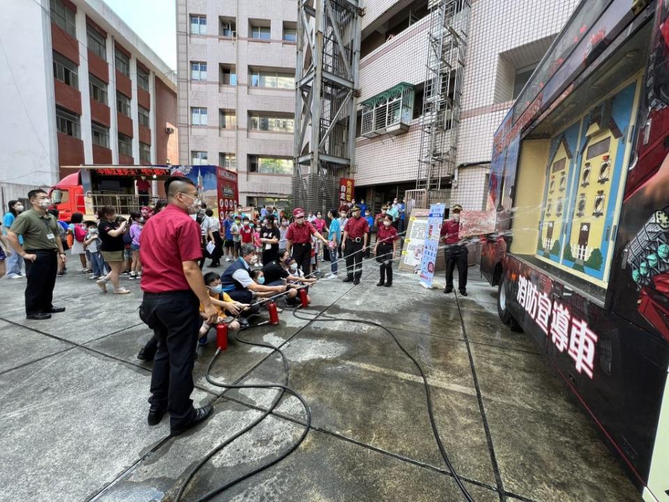 台北市消防局主辦的暑期小小消防營三日起跑。（記者周閩生攝）