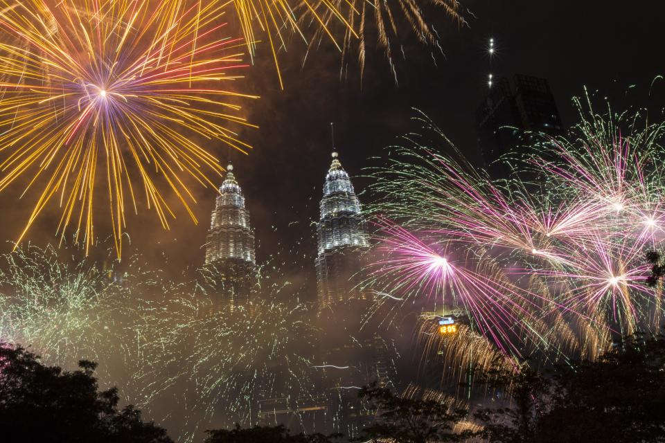 Fireworks light up the sky over Petronas Towers during New Year's celebrations in Kuala Lumpur, Malaysia on December 31, 2017. (Photo: Anadolu Agency via Getty Images)