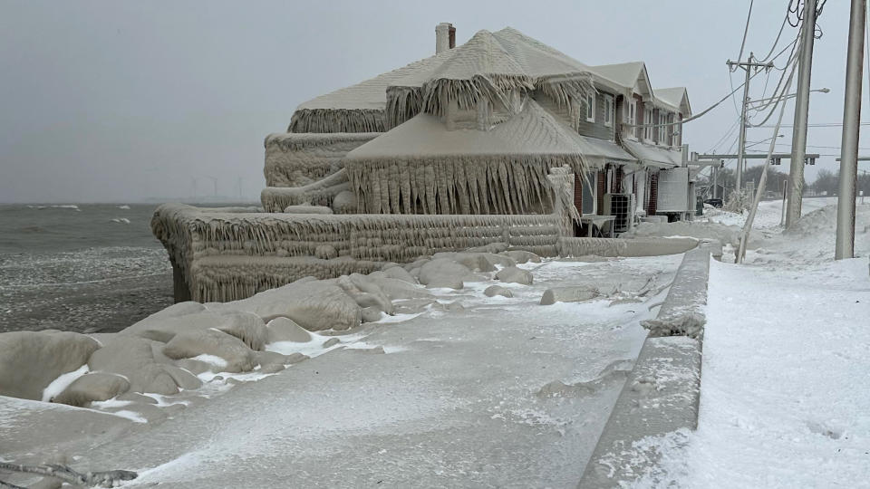 暴風雪席捲美國，紐約州水牛城「霍克的湖濱餐廳」（Hoak's Lakeshore Restaurant）整間已被如同鐘乳石的冰柱包起。圖片來源：Kevin Hoak/ REUTERS