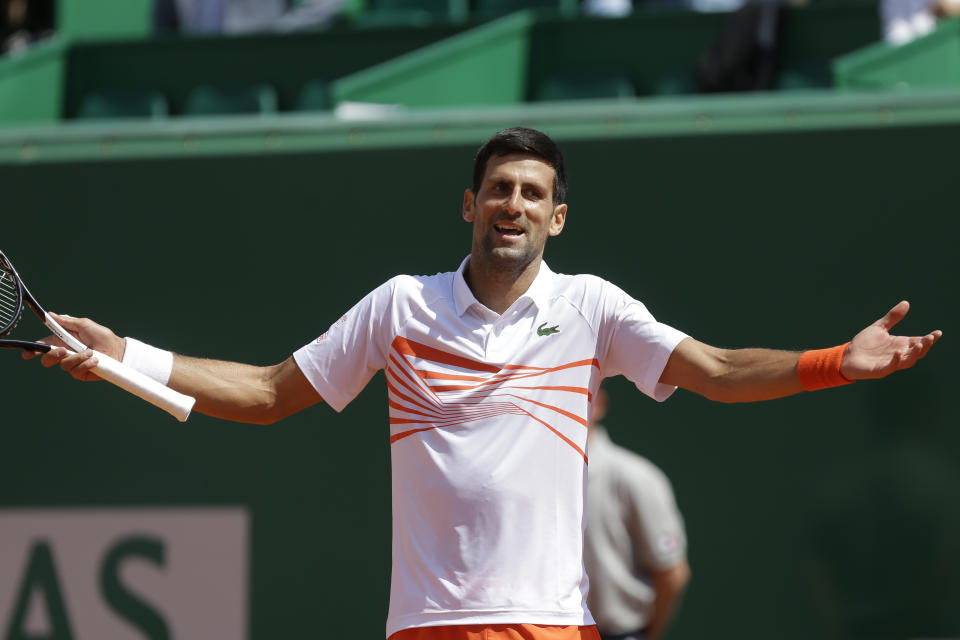 Novak Djokovic gesticula durante el partido ante Daniil Medvedev por los cuartos de final del Masters de Montecarlo, el viernes 19 de abril de 2019. (AP Foto/Claude Paris)