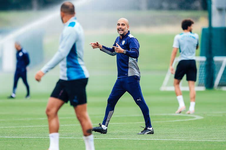 Guardiola da indicaciones durante un entrenamiento del City