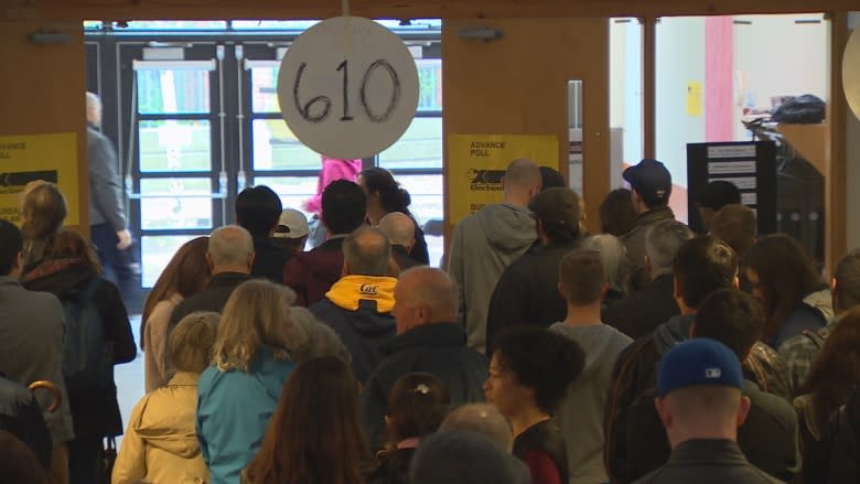 Advance voting draws hour-long lineups in Vancouver