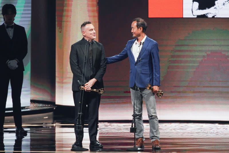 ▲鍾興民（右）自豪地在台上透露，這是他拿下的第10座金曲獎，左為Yannick Barman。（圖／台視提供）