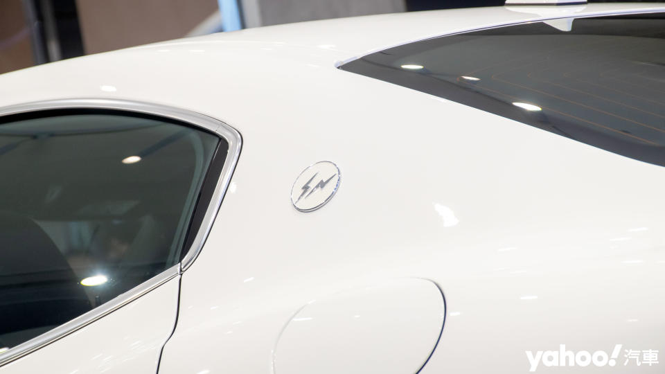 車身C柱上的雙閃電標記，彰顯出藤原浩所引領的潮流魅力。