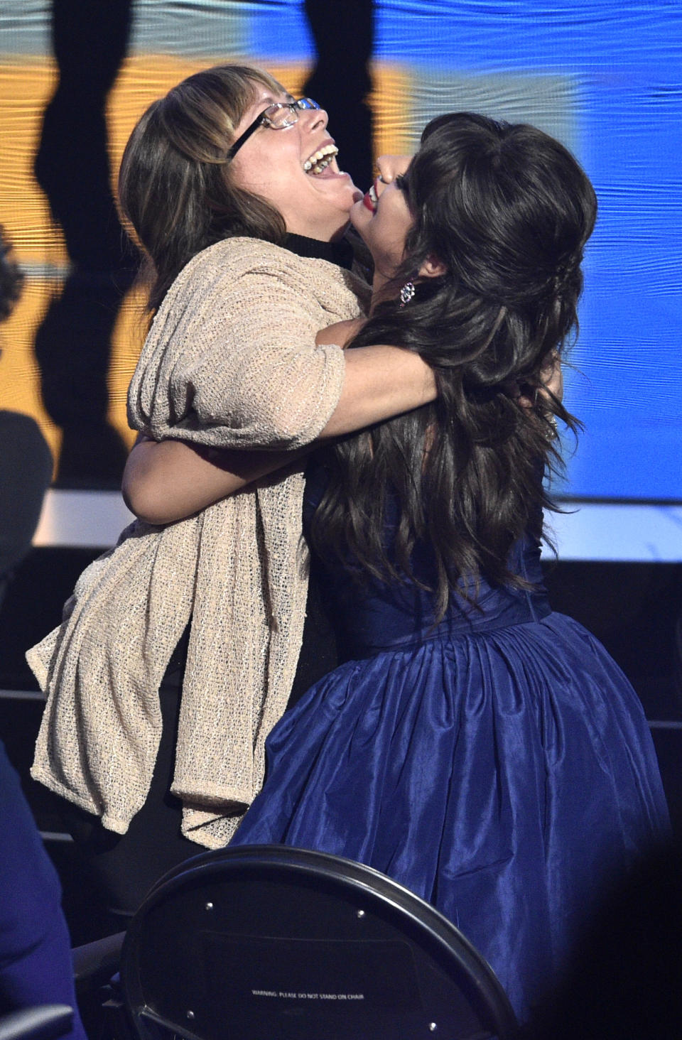 Sinuhe Cabello, a la izquierda, abraza a su hija Camila Cabello, ganadora del premio a la artista del año, el lunes 20 de agosto del 2018 en la ceremonia de los Premios MTV a los Videos Musicales en Nueva York. (Foto por Chris Pizzello/Invision/AP)