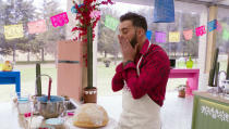 En esta imagen difundida por HBO Max, el concursante Roberto Carlo en una escena de "El Gran Pastelero Bake Off Celebrity México", que se estrenó el jueves 21 de octubre. (HBO Max vía AP)