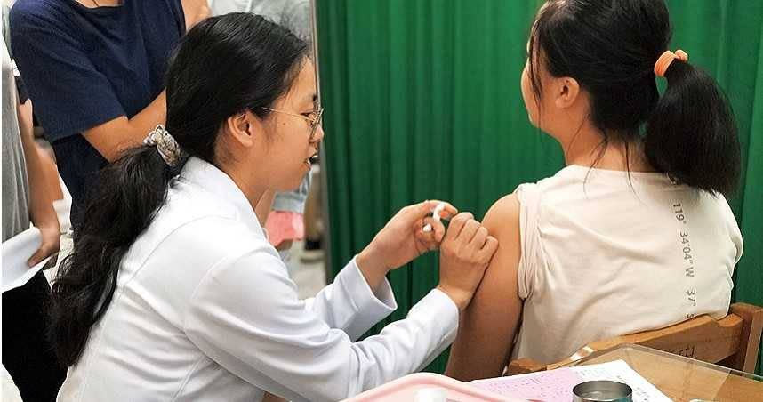 HPV病毒無所不在，目前政府推行國中女生公費施打HPV疫苗，女性產後施打亦能降低罹患子宮頸癌風險。（圖／報系資料照）