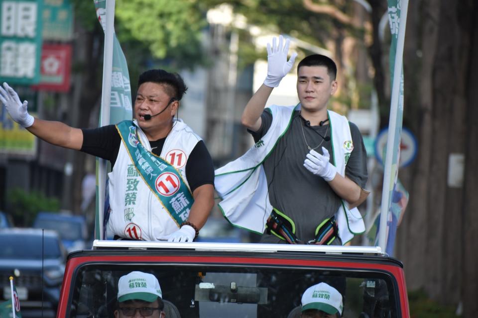 陳其邁兒子陳政通(右)兩天兩度陪蘇致榮車掃。   圖：蘇致榮競總/提供