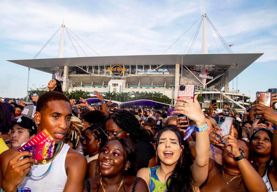 El Hard Rock Stadium de Miami Gardens atrae a aficionados a la música y el deporte durante todo el año. Arriba: Asistentes sin mascarillas se reúnen durante el tercer día de Rolling Loud Miami, un festival internacional de hip hop, en el Hard Rock Stadium de Miami Gardens, Florida, el domingo 25 de julio de 2021.