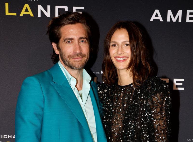 傑克葛倫霍（左）與法籍女友珍妮卡迪厄（右）出席巴黎《劫命救護》首映。（UIP提供）