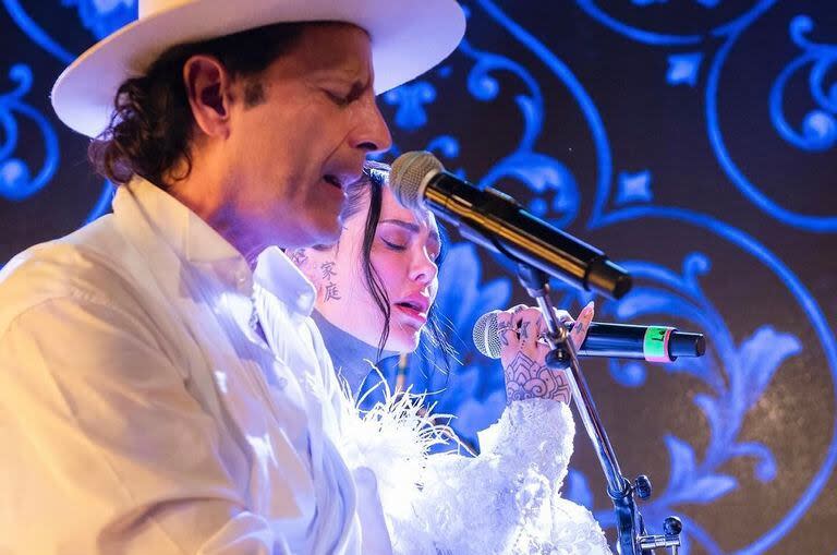 En pleno casamiento, Cande Tinelli y Coti decidieron agasajar a sus invitados con un show íntimo. La pareja cantó para sus amigos y sus familiares, algo que aman hacer juntos