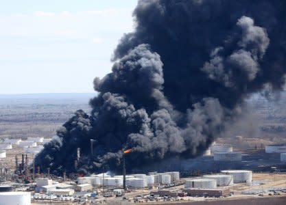 Dark smoke rises from Husky Energy oil refinery following an explosion in Superior, Wisconsin, U.S., April 26, 2018.  REUTERS/Robert King/Duluth News Tribune