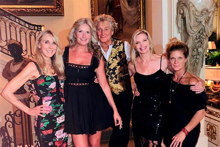 Rod Stewart logró reunir a cuatro de las mujeres de su vida con las que ha tenido siete hijos: Alana Stewart, Kelly Emberg, Rachel Hunter y Penny Lancaster