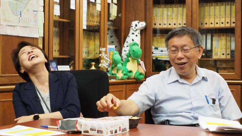 台北市長柯文哲今晚在個人youtube頻道分享前台北市副市長黃珊珊打包收拾副市長辦公室的紀錄影片。（圖／柯文哲臉書）
