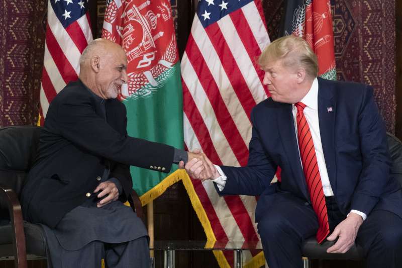 美國總統川普28日忽然突然造訪阿富汗，會晤阿富汗總統賈尼（左）（美聯社）