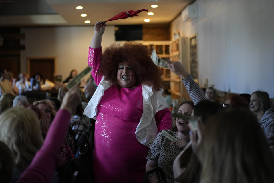 El público canta y sostiene propinas para la drag queen Alexus Daniels en "Spring Fever Drag Brunch" el 26 de marzo de 2023, en Kulpmont Winery en Kulpmont, Pensilvania. (Foto AP/Carolyn Kaster)
