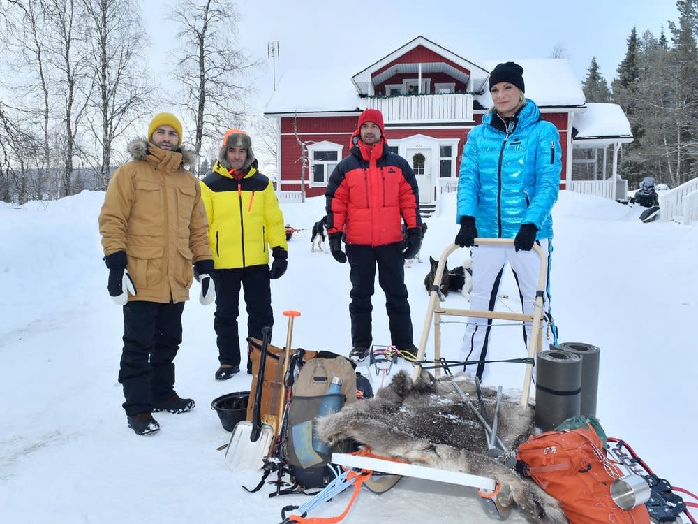 "Das Traumschiff: Lappland": Pekka Nilson (Maria Höfl-Riesch, r.) weist Max Parger (Florian Silbereisen, 2.v.r.), Patrick Steiner (Daniel Fritz, l.) und Mike Bergmann (Tayfun Baydar, 2.v.l.) ins Führen von Hundeschlitten ein. (Bild: ZDF / Dirk Bartling)