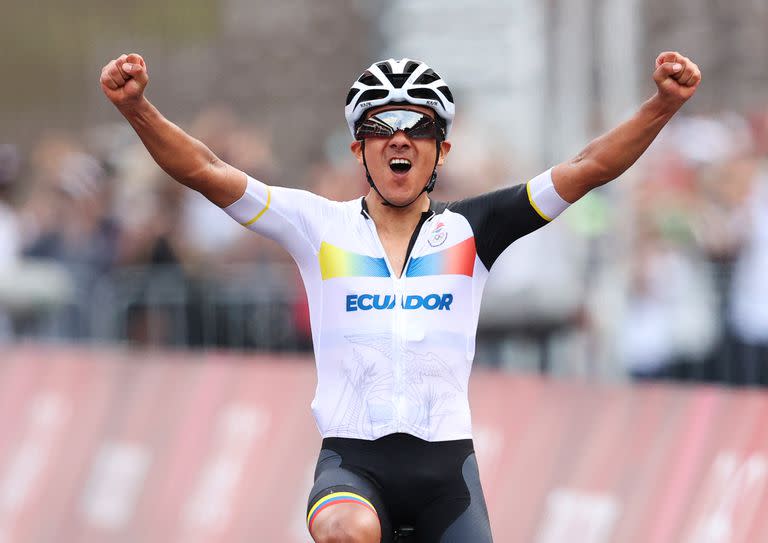 Richard Carapaz del Equipo Ecuador celebra ganar la medalla de oro durante la carrera masculina en el Fuji International Speedway en el primer día de los Juegos Olímpicos de Tokio 2020 el 24 de julio de 2021 en Oyama, Shizuoka, Japón.