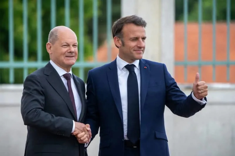 Germany's Chancellor Olaf Scholz (L) welcomes France's President Emmanuel Macron, to the Franco-German Ministerial Council in front of Schloss Meseberg, the German Government's guest house. Michael Kappeler/dpa