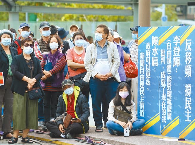 美國史丹佛大學胡佛研究院今年公開故總統蔣經國日記，胡佛研究員郭岱君昨天表示，，面對異議人士，蔣即便不喜歡，仍採容忍態度。圖以行為捍衛言論自由的民眾。（陳怡誠攝）