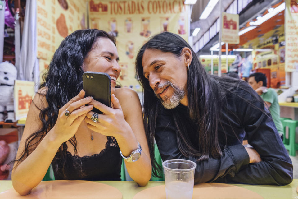 Pareja compartiendo un momento a solas. Foto: Linka A Odom/Getty Images