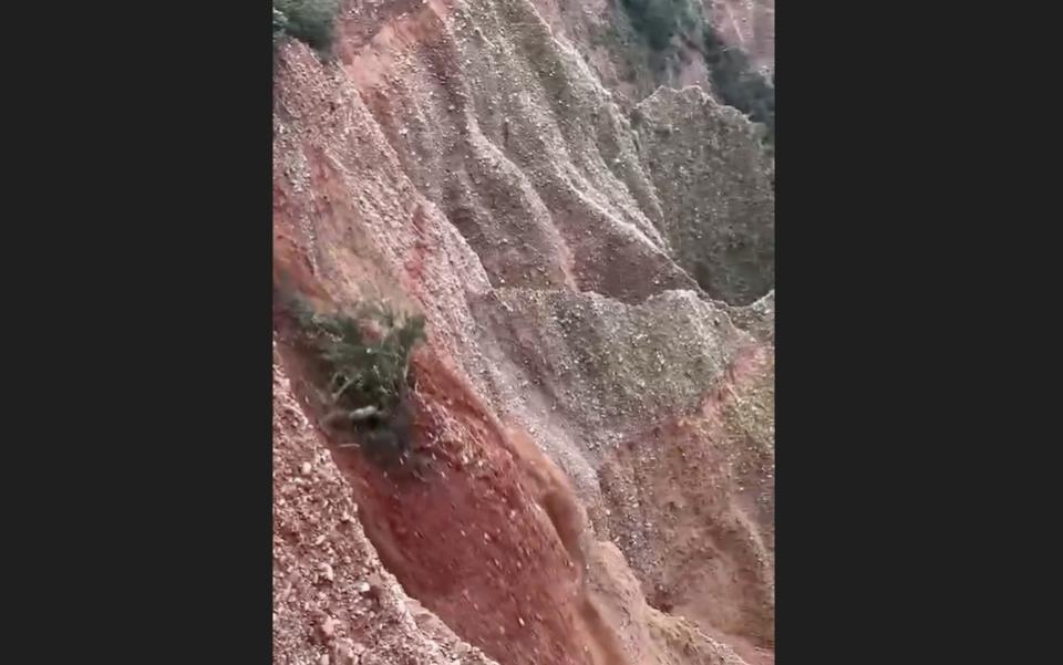 苗栗縣三義鄉火炎山近期因連日大雨，土石鬆動仍有坍塌危險，農業部林保署林竹分署26日指出，自然保留區原本暫停開放至27日，將順延至10月4日，已核發進入許可一併廢止。（資料照／苗栗縣火炎山登山協會提供）