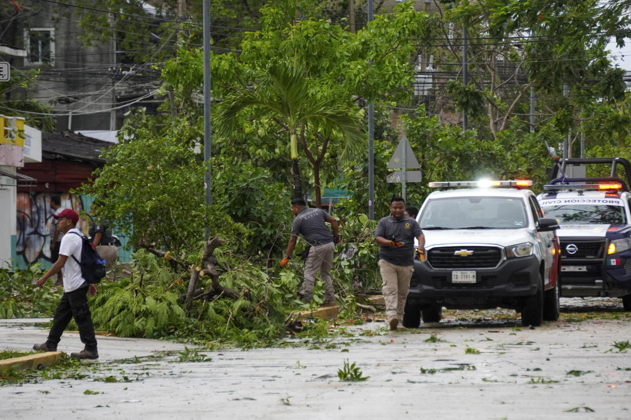 Las brigadas de protección civil trabajan en la limpieza de las calles tras el paso de Beryl por Tulum. (Photo by Elizabeth RUIZ / AFP) (Photo by ELIZABETH RUIZ/AFP via Getty Images)