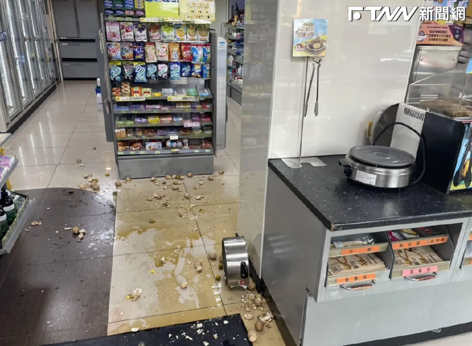 新北市林男在超商中怒砸茶葉蛋鍋，造成女友及店員全身多處燙傷。（圖／翻攝畫面）