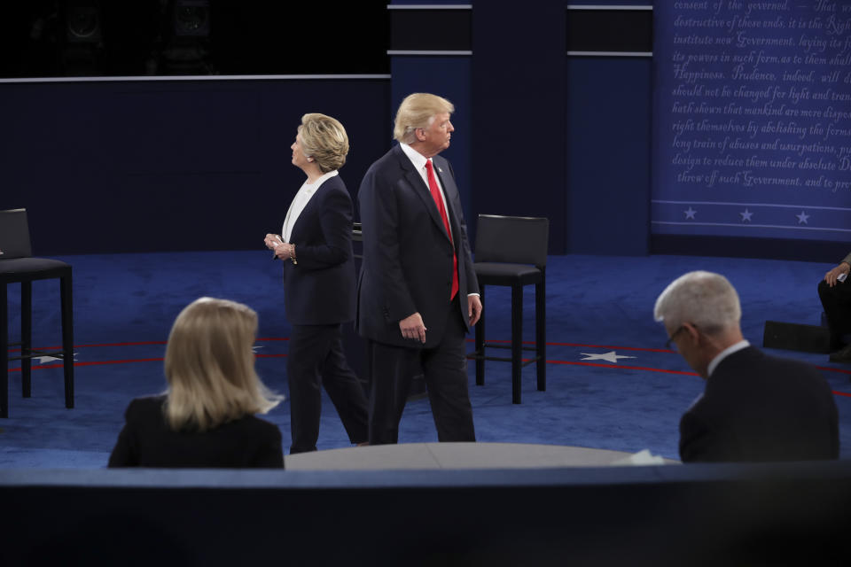 Hillary Clinton y Donald Trump durante el debate presidencial en la Universidad Washington en San Luis, el 9 de octubre de 2016. (Stephen Crowley/The New York Times)