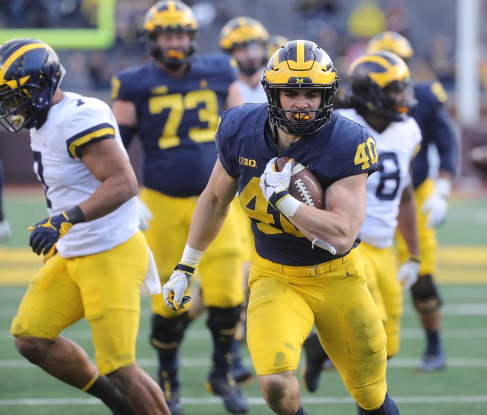 Michigan running back Ben VanSumeren runs the ball during the spring game Saturday, April 13, 2019 at Michigan Stadium in Ann Arbor.