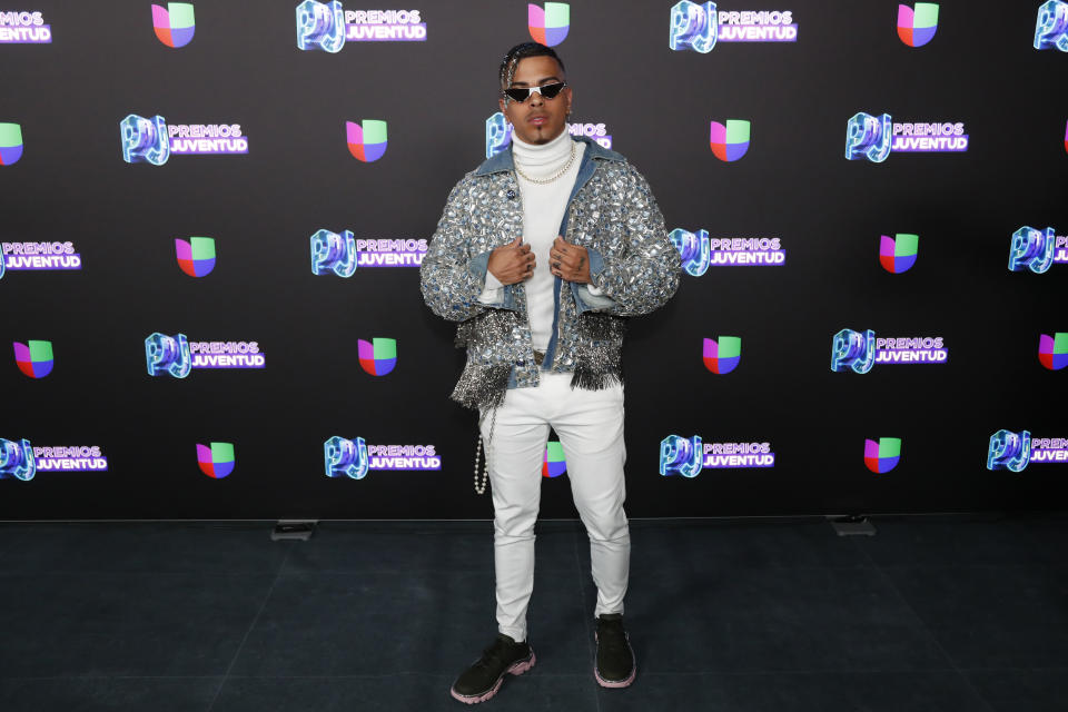 ARCHIVO – El cantante puertorriqueño Rauw Alejandro posa en la alfombra roja de los Premios Juventud 2019 el jueves 18 de julio de 2019 en Coral Gables, Florida. Rauw Alejandro, quien está nominado a mejor nuevo artista de los Latin Grammy, lanzó su álbum “Afrodisiaco” el 13 de noviembre de 2020. (Foto AP/Wilfredo Lee, archivo)