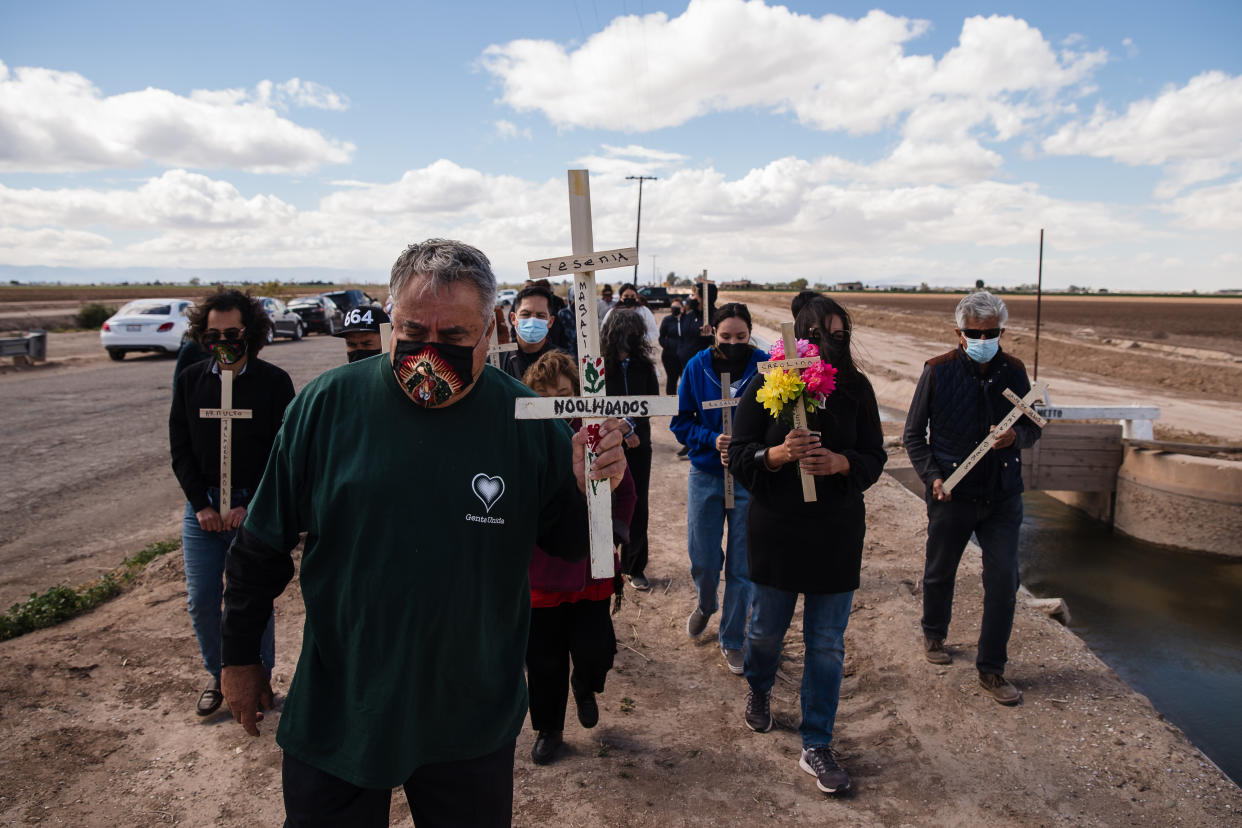 Enrique Morones, al centro, y un grupo de dolientes llevan cruces con los nombres de las trece víctimas, todos mexicanos indocumentados y migrantes guatemaltecos, que murieron el 2 de marzo de 2021, cuando un vehículo utilitario deportivo chocó con un semirremolque cerca de Holtville, California, 10 de marzo de 2021. (Ariana Drehsler/The New York Times)