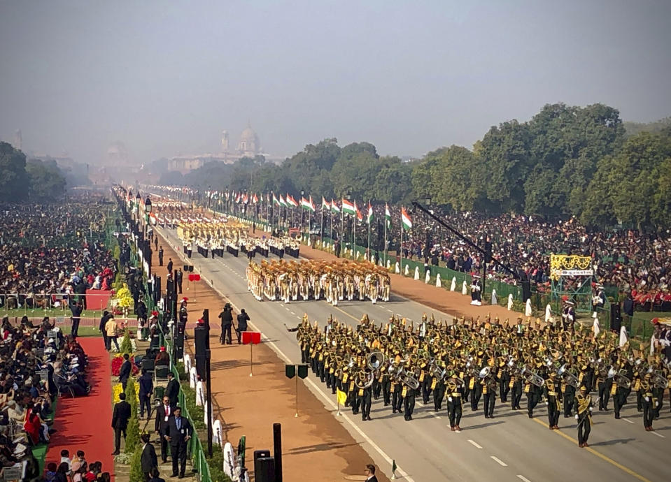 Militares marchan en el desfile por el Día de la República de India, en Rajpath, el bulevar ceremonial de Nueva Delhi, India, el domingo 26 de enero de 2020. (AP Foto/Manish Swarup)